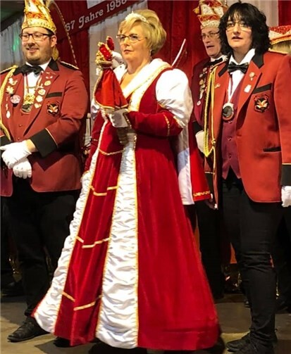 Das jecke Volk musste sich bis gegen Mitternacht gedulden, ehe die Identität der neuen Tollität im wahrsten Sinne des Wortes enthüllt wurde.