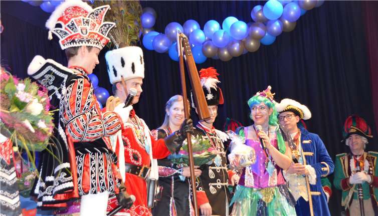 Das jecke, junge Dreigestirn hatte wieder einen launigen Auftritt. Für ihren Besuchwurde ihnen durch Obermöhn Anne Dernbach ein Gastgeschenk überreicht. Fotos: - BE-