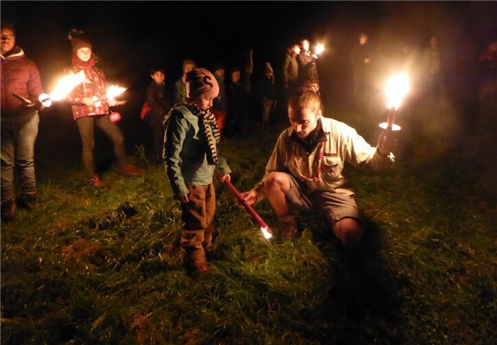 Das jüngste Mitglied Mathilda (fünf Jahre) entzündete das Sonnenwendfeuer. Privat