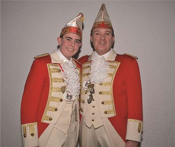 Das jüngste und 30stes Mitglied der „Prinzengarde-Corps“ ist nun der 16-jährige Jens Pitzen. Der 1.Vorsitzende Wolfgang Schmitz präsentierte ihn mit ganz viel Stolz der regionalen Presse. (v.l.)