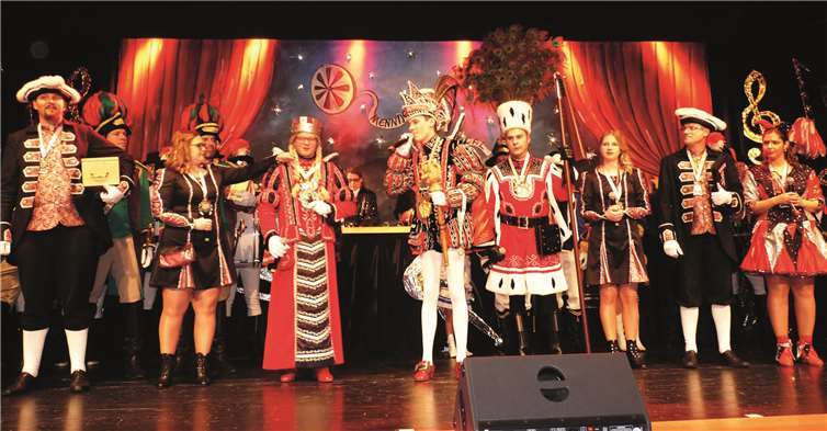 Das junge Dreigestirn und sein Hofstaat eroberten die Herzen der Jecken bei der Mennijer Film- und Musicalnacht im Sturm. FRE
