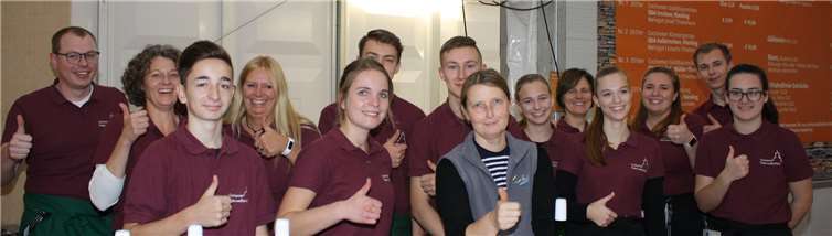 Das junge Fest-Serviceteam sorgte vor und hinter der Schanktheke für eine gute Bewirtung der Gäste.