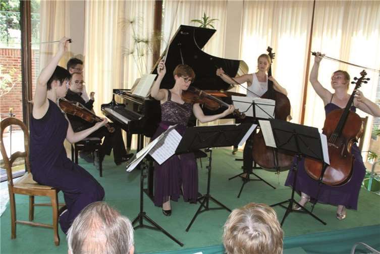 Das junge „Flex Ensemble“ faszinierte mit sommerlicher Klavierkammermusik in Holzweiler. privat