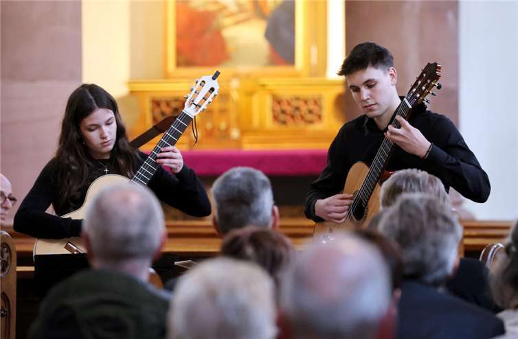 Das junge Geschwisterpaar Sofie und Marc Lüfing an der Gitarre.Fotos: Jörg Niebergall