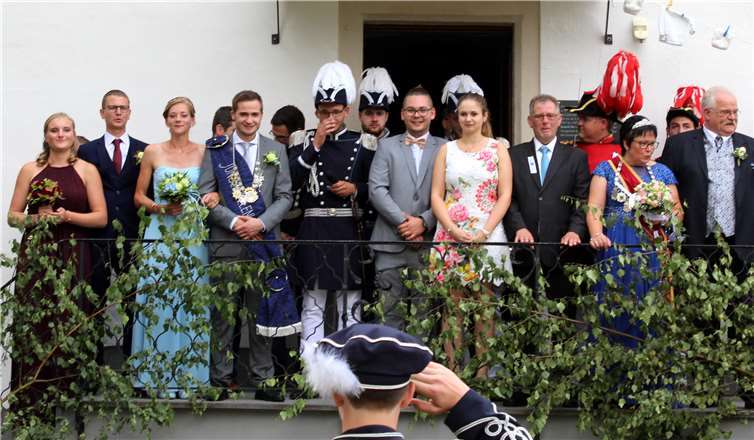 Das junge Königspaar, Moritz Wolf und Dana Herborn, neben der alten und neuen Bürgerkönigin, Petra Heck mit Prinzgemahl Klaus-Peter, standen im Mittelpunkt der Kirmes. -DL-