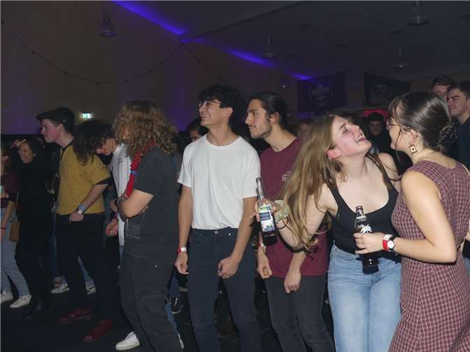 Das junge Publikum zeigte sich von der Indoor-Veranstaltung begeistert und unterstützte gerne die Benefizaktion.