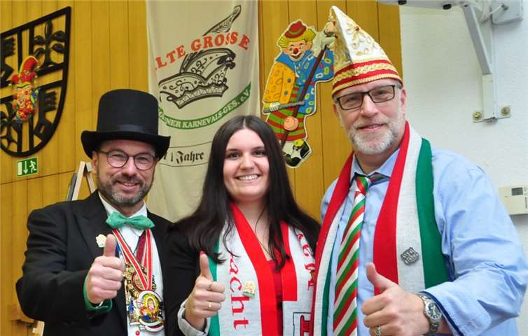 Das karnevalistische Event war wieder, und dies zum 25. mal, von Uwe Hoffmann (v.re.) unter Mithilfe seiner Mitarbeiterin Julia Velten, organisiert worden. Darüber freute sich auch OB Wolfgang Treis.