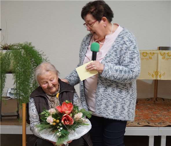 Das kfd-Gründungsmitglied Gisela Rott wird von Waltraud Schäfer verabschiedet.Privat