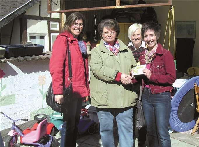 Das kfd-Vorstandsteam übergab 200 Euro an den Verein „Frauen für Frauen“ in Bad Breisig.privat