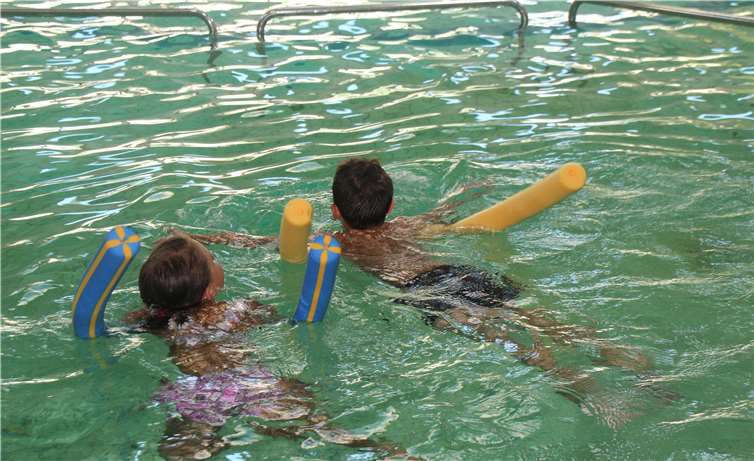 Warum es so wichtig ist, dass unsere Jüngsten schwimmen lernen Das klappt ja schon ganz gut im angenehm warmen Thermalwasser.