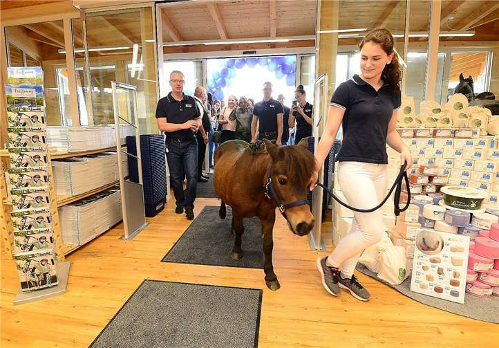 Das kleine Pony durfte nach gelungener Eröffnung auch als erster Gast den Mega Store betreten.