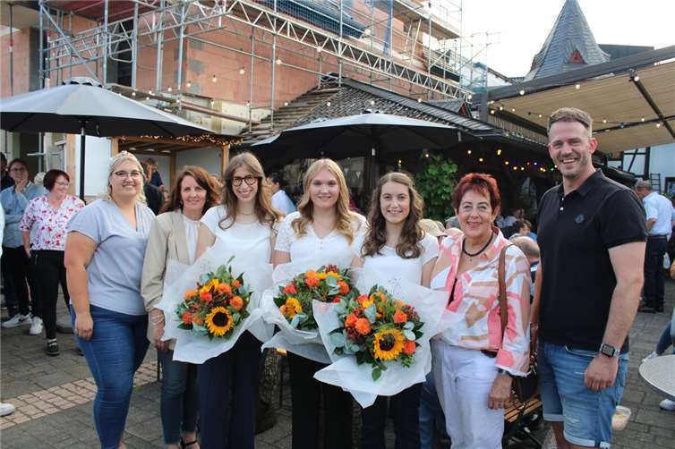 Das kommende Dernauer Wein-Trio: Weinkönigin Carla Poppelreuter (4. von rechts), Weinprinzessin Luisa Bertram (3.von links) und Weinprinzessin Anna Thiel (3. von rechts), flankiert von Alina Riske (Weinkönigin 2024/25, links), Elke Surges (1. Beigeordnete Dernau, 2. von links), Ingrid Näkel-Surges (Vorstand WeinKulturDorf Dernau e.V., 2. von rechts) und Marco Kriechel (2. Beigeordneter Dernau). Foto DU
