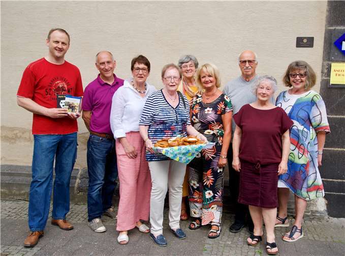 Das kommunale Kino geht in die Sommerpause; (v.l): Wladimir Klauser, Hans-Georg Hansen, Brigitte Witschas, Susanne Bender, Doris Jonas, Hiltrud Ruland, Peter Birlem, Gabriele Specht-Birlem und Sigrid Schug. Foto: HG Hansen