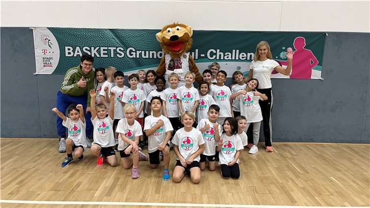 Das komplette Basketball-Team der zweiten Klassen der KGS Meckenheim nach erlangtem ersten Platz der Qualifizierungsrunde der Baskets Grundschul-Challenge im Dezember 2023 im Ausbildungszentrum der Telekom Baskets in Bonn.  Foto: KGS Meckenheim