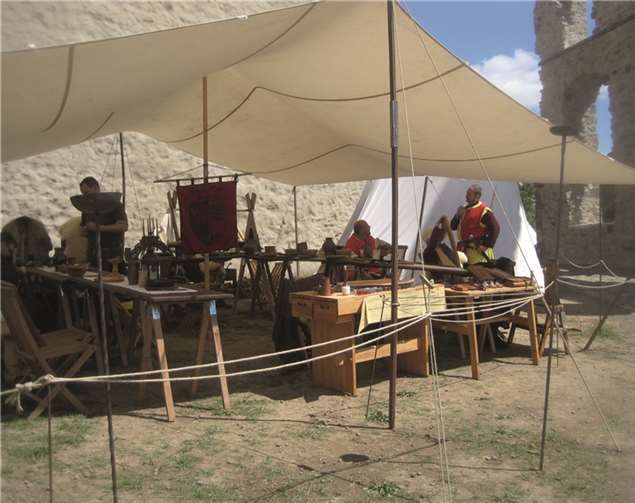 Das komplette Gelände der Burg Olbrück wird von Wikingern und Schaustellern bevölkert sein.privat