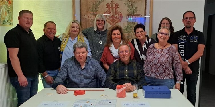 Das komplette Helferteam hatte am Samstagabend Spaß mit der Musik und den vielen Gästen.Dritte von links Organisatorin Sylvia Breuer, Zweiter von links DJ Detlef Milz und ganz rechts im Bild Organisator Guido Fettelschoß.  Foto: privat