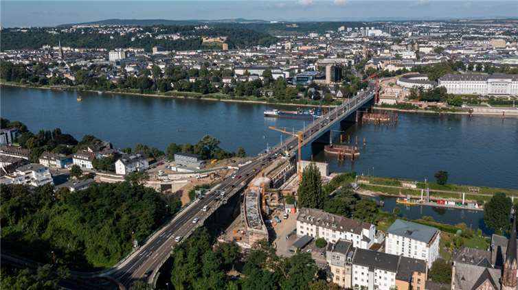 Ein Jahr voller baureicher Tätigkeiten geht zu Ende Das komplette Jahr über wurde auf beiden Seiten des Rheins gearbeitet, um den Brückenneubau für die Pfaffendorfer Brücke weiter voranzutreiben, wie diese Luftaufnahme aus dem August zeigt. Foto: onemorepicture/Thorsten Wagner