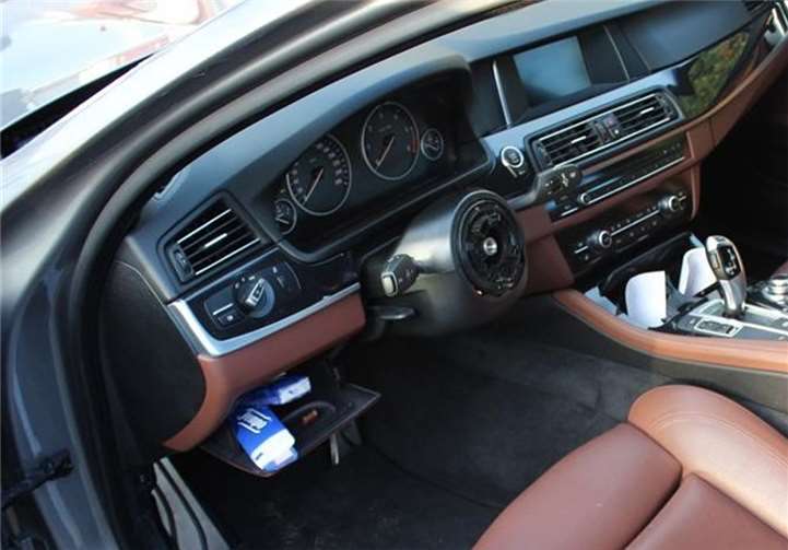 Das komplette Lenkrad wurde aus diesem Fahrzeug gestohlen. Polizeipräsidium Koblenz