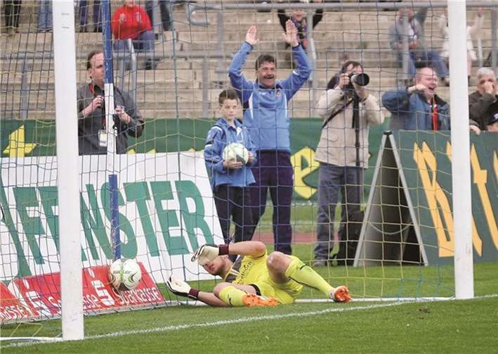 Das konnte noch gefeiert werden bei der TuS: Soeben hatte Dimitros Ferfelis zum Ausgleich getroffen. Aber fünf Minuten später gingen die Gäste aus Hoffenheim erneut in Führung und siegten am Ende verdient mit 3:1.TH