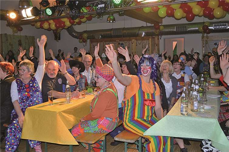 Das kostümierte Publikum spendete viel Applaus für die hervorragend gebrachten Darbietungen.