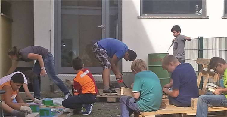 Das kräftezehrende Umwandeln einer handelsüblichen Europalette in ein wohnraumtaugliches Möbel- oder Kunststück verlangte viel Ausdauer und Kreativität ab.privat