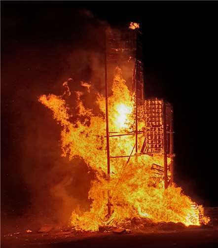 Das kreisweit höchste Martinsfeuer strahlte mit Flammen und Hitze weit in die Landschaft. Die örtliche Feuerwehr sicherte das Geschehen.