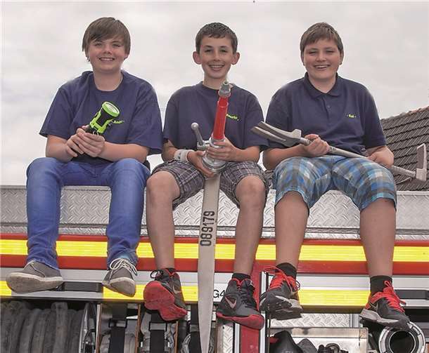 Das künftige Morenhovener Kinderdreigestirn stellte sich bei Feuerwehrfest der Öffentlichkeit vor (v.l.): Jungfrau Andrea (André Schorn), Prinz Maurice I. (Clemens) und Bauer Kai (Schleheck). JOST