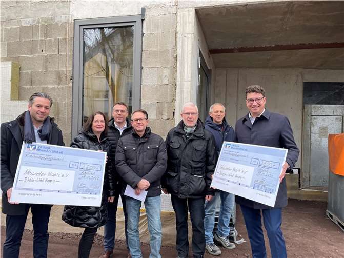 Das künftige Rhein-Wied Hospiz freute sich kurz vor Weihnachten gleich über zwei Spendenschecks: Christian Kehr, Direktor Regionalmarkt Neuwied Linz von der VR Bank RheinAhrEifel eG, Volker Michalowicz, der verantwortliche Architekt, Christoph Drolshagen, Geschäftsführer der Hospiz in Landkreis Neuwied gGmbH und von der Raiffeisendruckei GmbH Oliver Schumann, stellv. Betriebsratsvorsitzender, Udo Stümper, Bereichsleitung Verwaltung und Sicherheit Ruth Klemens, Assistentin der Geschäftsführung Marco Rummer, stellv. Vorsitzender der Geschäftsführung (von rechts).  Fotos: Anja Loudovici