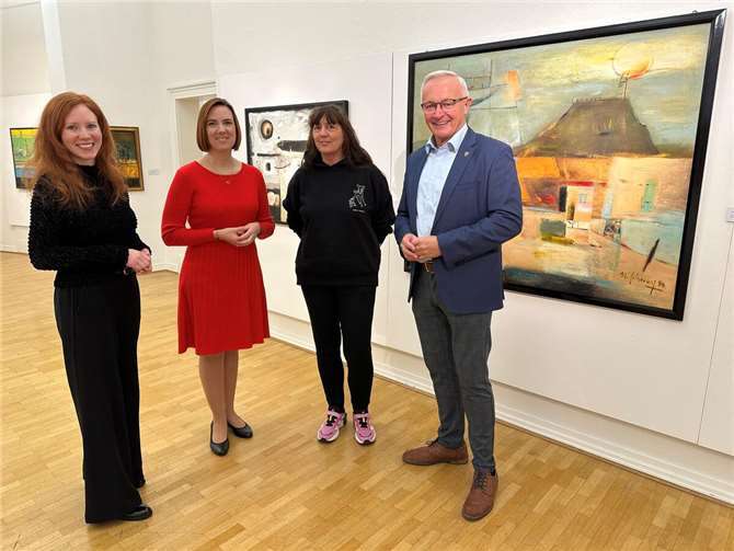 Das künstlerische Wirken von Ulla Windheuser-Schwarz und Raschid Ismail wird in einer aktuellen Ausstellung im Roentgen-Museum noch bis zum 23. Februar 2025 gewürdigt. Landrat Achim Hallerbach und Museumsleiterin Jennifer Stein (2. von links) freuen sich gemeinsam mit Leihgeberin Heike Olbertz und der Künstlerin Scarlett Christmann (links) auf viele Besucherinnen und Besucher. Foto: Thomas Herschbach