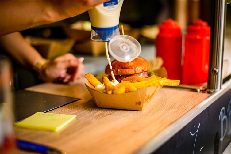 Das kulinarische Angebot reicht von herzhaften Klassikern über internationale Spezialitäten bis hin zu süßen Leckereien.