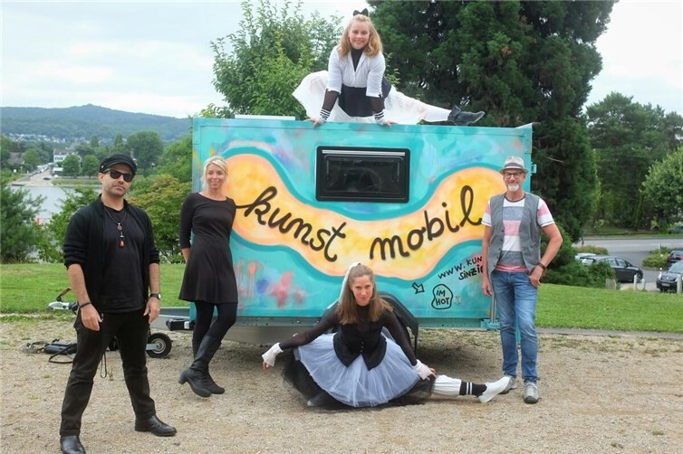 Das kunst mobil mit Mitgliedern des wechselnden Kollektivs um Initiatorin Stefanie Manhillen steht für Kunst zum Mitmachen, Begegnungen und kreative Impulse im Ahrtal.