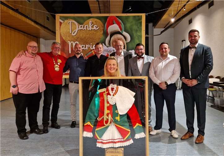 Das langjährige Mariechen Mendi Simon erhielt ihre Mariechenuniform als Andenken an all die wundervollen Jahre.  Foto: privat