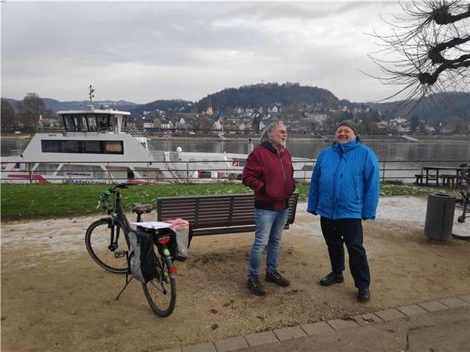 Das langjährige Verwaltungsratsmitglied Jörg Dargel und das neu gewählte Mitglied Dr. Alfred Herberg (re.) an der Fähre in Kripp.Foto: Stefani Jürries