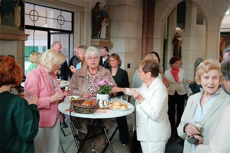 Das lebendige  Beisammensein und die anregenden Gespräche nach dem Erntedankgottesdienst bilden das Herzstück des Festes.
