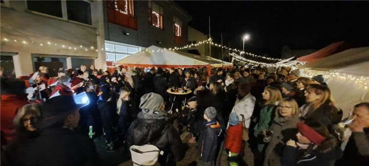 Das lebendige Weihnachtsfenster war wieder ein Publikumsmagnet.