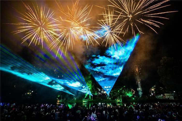 Spektakuläres Großfeuerwerk, Live-Musik und Brauchtum Das legendäre Feuerwerk zu „Wied in Flammen“ findet am 16. August statt.