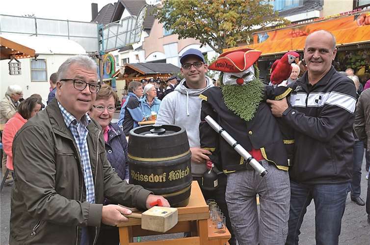 Das letzte Mal - Bürgermeister Eckhard Maack schlägt das erste Kirmesfass an.RFW