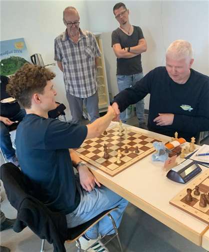 Das letzte Match ist geschlagen. Großmeister Luis Engel (li.) mit SC TS-Trainer Thorsten Kammer (re.).