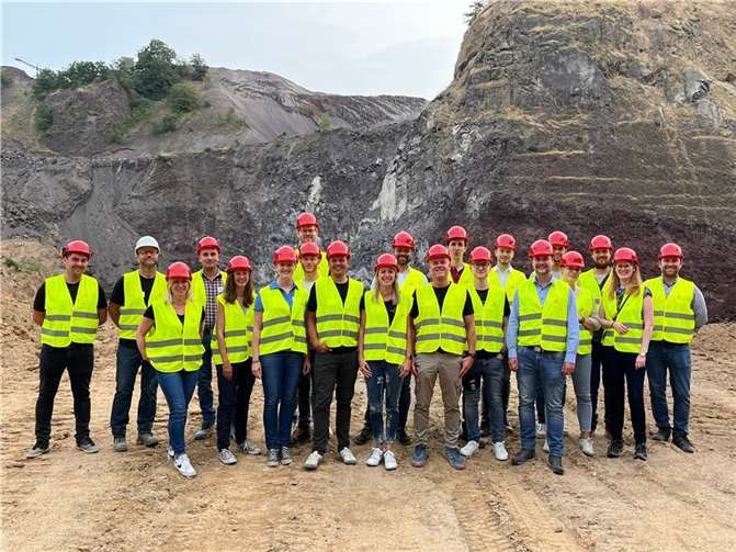 Das letzte Treffen des „Jungen Unternehmernetzwerks Neuwied“ führte die rund 30 Jungunternehmerinnen und Jungunternehmer aus dem Landkreis Neuwied zur AG für Steinindustrie.  Foto: IHK-Regionalgeschäftsstelle Neuwied