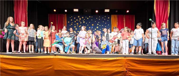 Das letzte Wort hatten die Viertklässler, die mit rockigen Gitarren und Gesang die Feier abrundeten.  Foto: privat