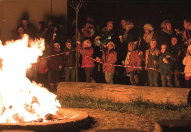Das leuchtende Martinsfeuer hatte Kindergartenvater Björn Hansen errichtet.