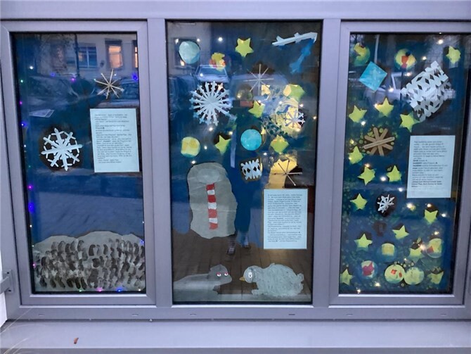 Das liebevoll dekorierte Fenster lädt noch bis Weihnachten zum Innehalten und Staunen ein. Fotos: Kita St. Martin