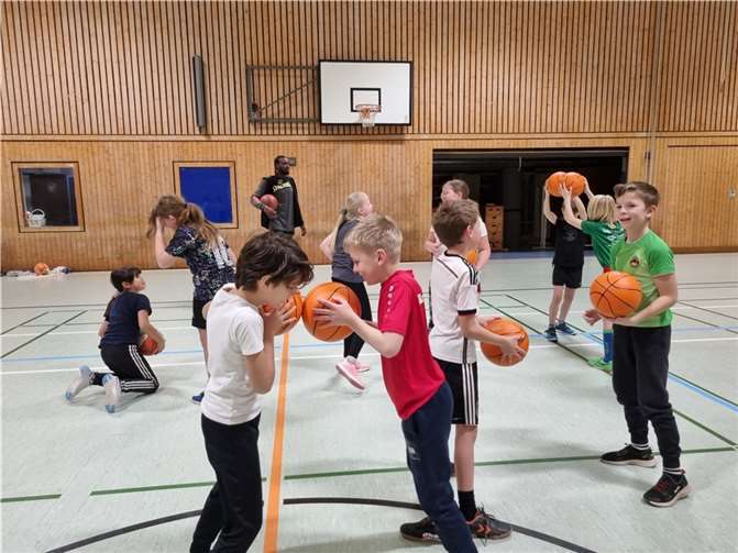 Das lustige Spiel mit den großen Bällen bereitete allen viel Freude.  Fotos: privat