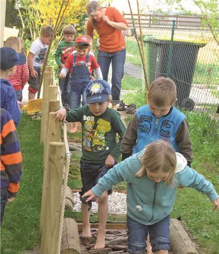 Das macht Spaß, der neue Barfuß-Tastweg begeistert nicht nur die kleinen „Maulwürfe“.Privat