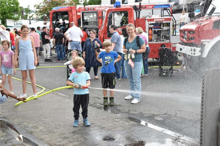 Das machte Spaß: Bei der Jubiläumsfeier mit einem Feuerwehrrohr auf ein Ziel spritzen.