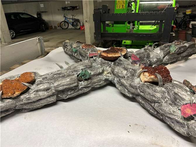 Das mächtige Stahlkreuz hing über dem Altar in der Pallotti-Kirche in Rheinbach. Fotos: Alexander Schweda/Pallottiner