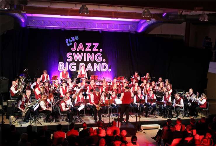 Vom Broadway zum „Sweet Instrument Contest“ Das mehr als 40-köpfige Orchester bot dem Publikum im restlos vollen Bürgerzentrum Live-Musik vom Feinsten. Fotos: DU