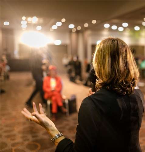 Das mit vielen Experten durchsetzte Fachpublikum hörte den Experten, natürlich weiträumig im Raum verteilt, gespannt zu. Foto: Dominik Pfau