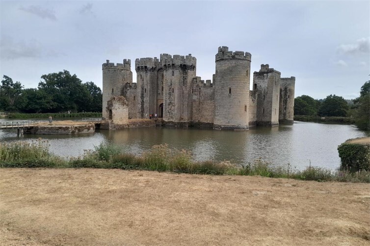 Das mittelalterliche Bodiam Castle in East Sussex wurde 1385 erbaut
