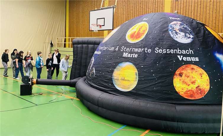 Ein mobiles Planetarium zu Besuch Das mobile Planetarium.